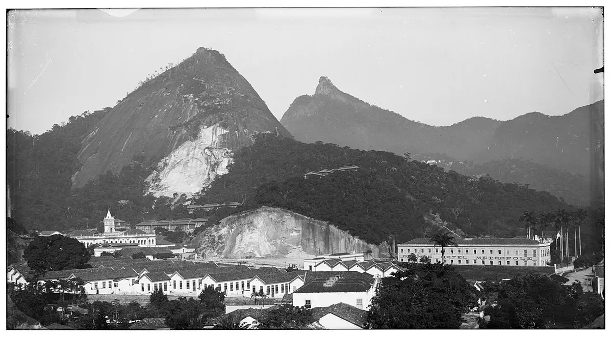 Historic view of Laranjeiras, Rio de Janeiro — Vista do bairro de Laranjeiras; tomada da Rua Conde de Avelar