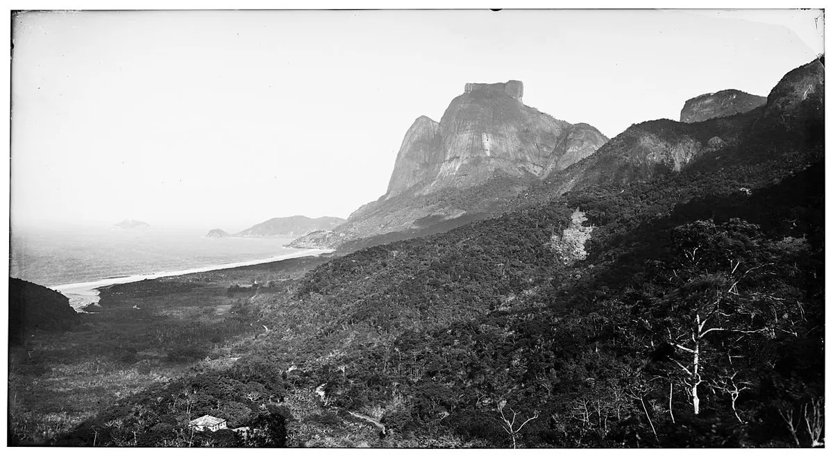 Historic view of São Conrado, Rio de Janeiro — Pedra da Gávea e Praia de São Conrado vistas da Estrada da Gávea