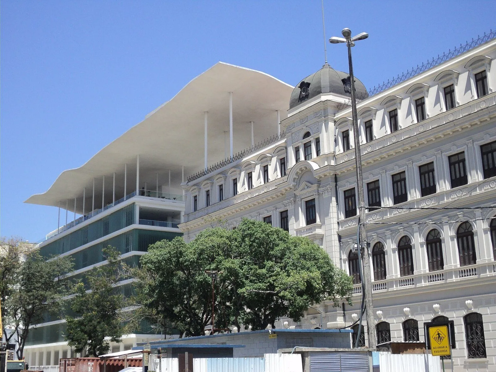 General view of MAR and the Escola do Olhar with the rooftop walkway