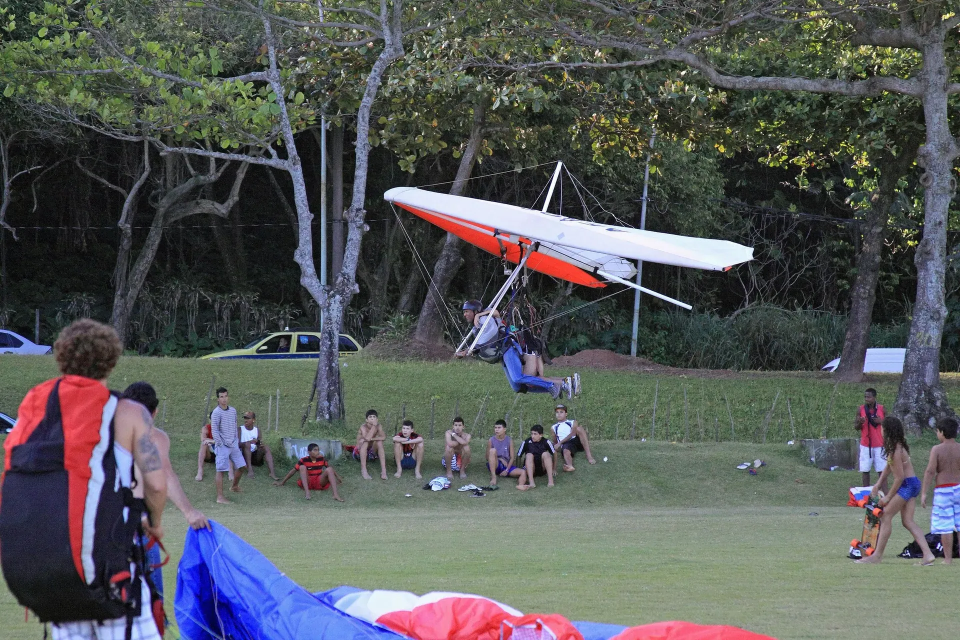 Hang glider descending toward São Conrado beach