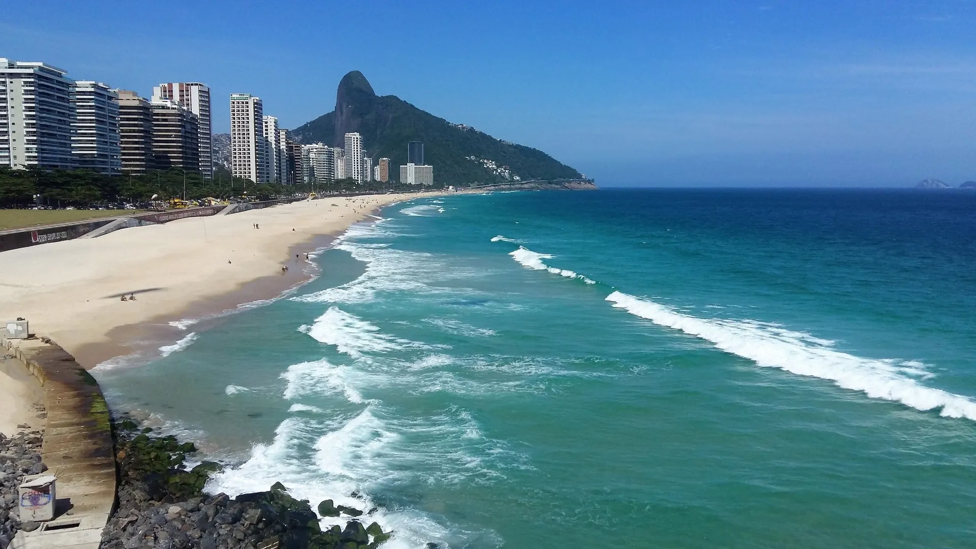 The Joá cliffs descending into the ocean